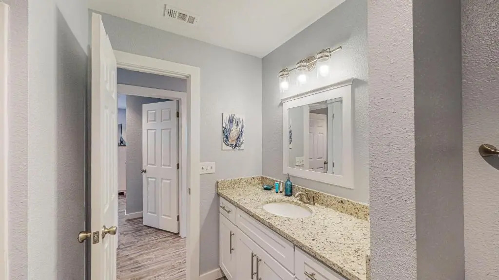 AH-H230 Newly Remodeled Second Floor Condo, Overlooking PoolHot Tub