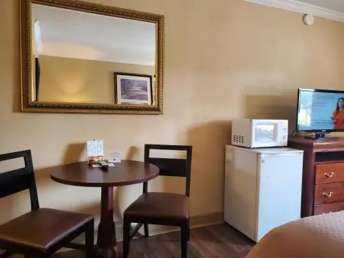 Colonial House Motel