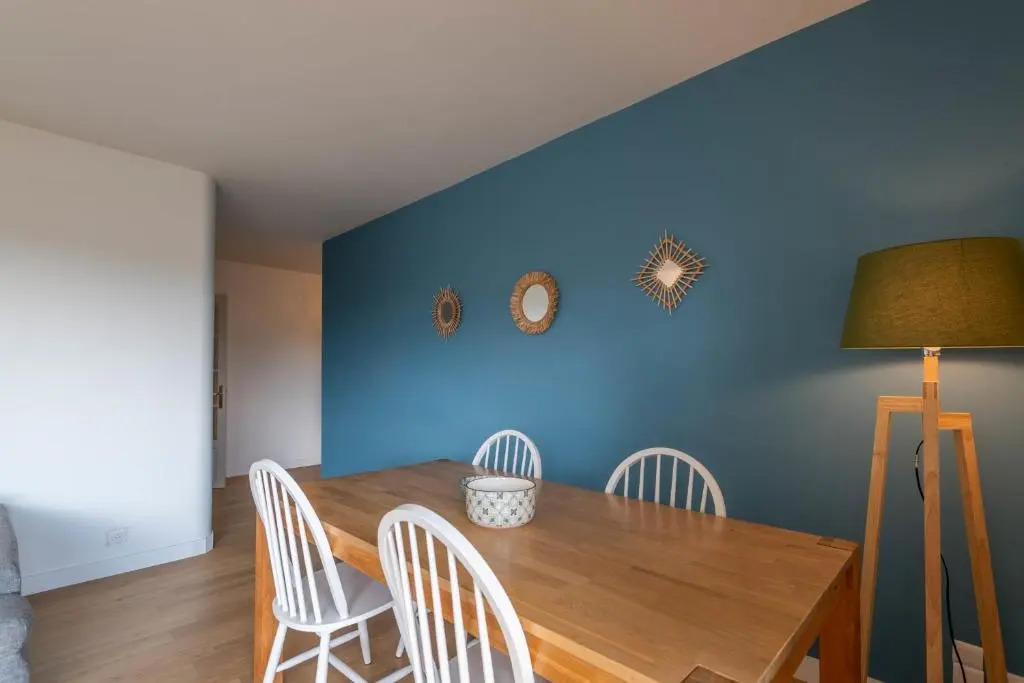 Spacious T3 apartment with a balcony near the old town