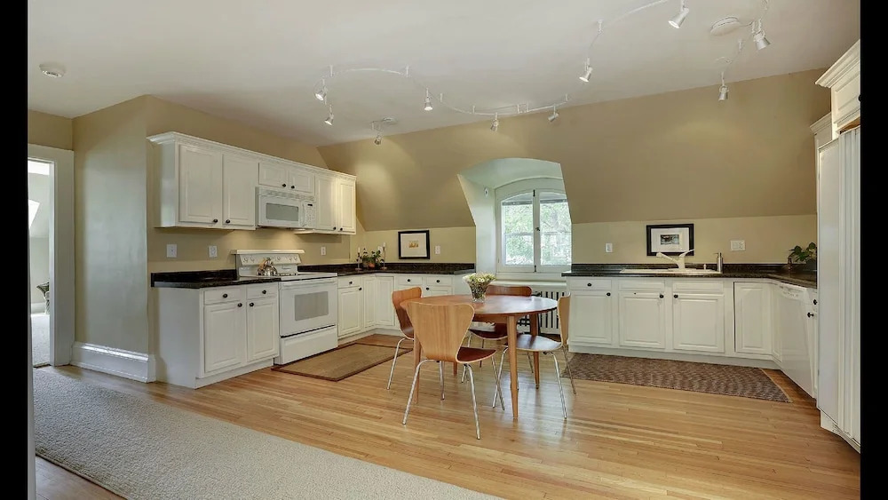 Luxury Whittier Mansion-3rd Floor Suite