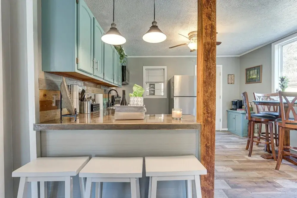 Lovely Smoky Mountain Cottage w/ Deck + Views!