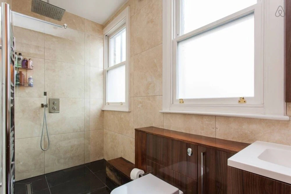 Spacious and Contemporary 3 Bedroom House