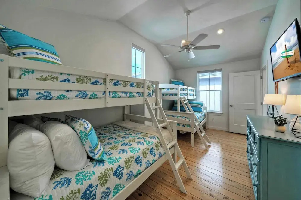 Sleeps 20 2 Homes in Mercer Village w/ Pool Heart of Old Town, Walkable