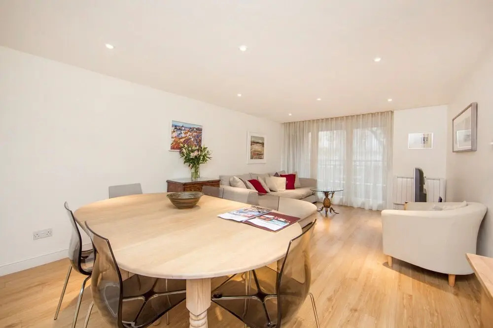 Large 2 Bedroom, 2 Bathroom Apartment, Moments From King's Road - Edith Terrace