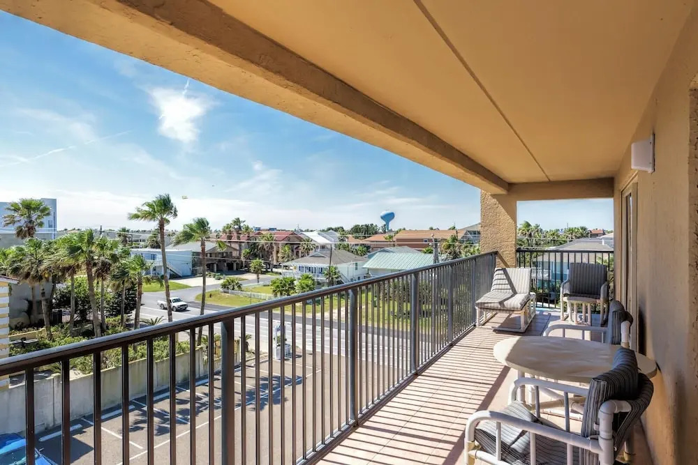 Beachfront Condo With Pool, hot tub & Sundeck!