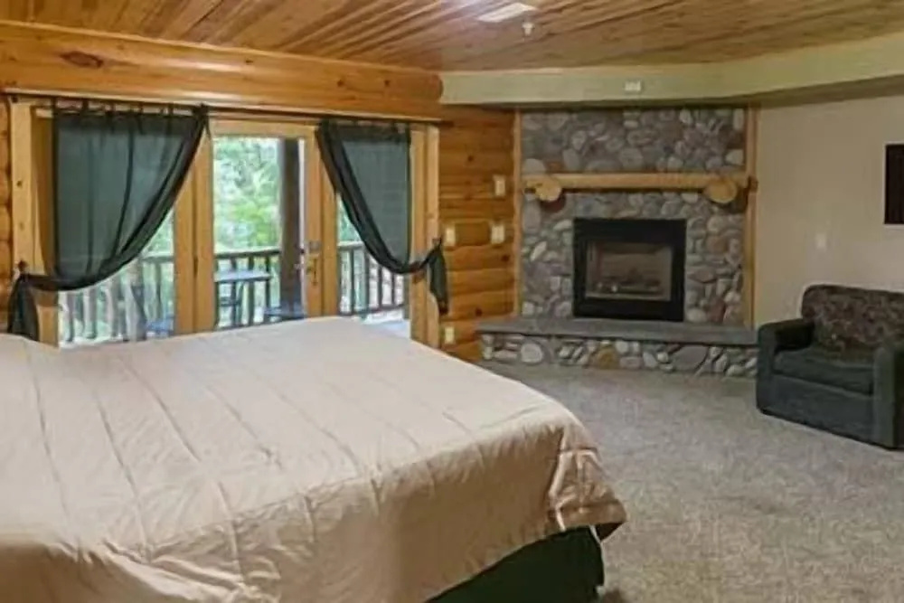 Log Gables - Lake Front