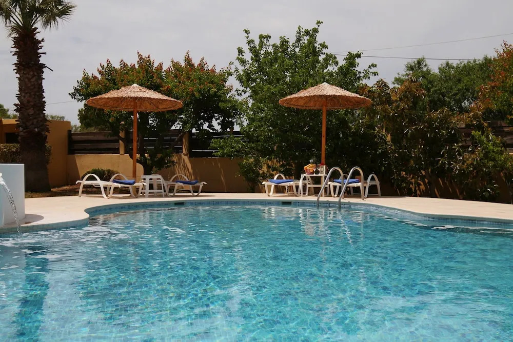 Xenos Villa 2 With 5 Bedrooms private swimming pool, near the sea