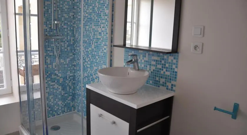 Apt duplex ou plain pied tout confort plein centre ville Bayeux proche commerces, restaurants, avec terrasse privative ou jardin commun aménagé clos, parking gratuit à proximité, proche plages du débarquement