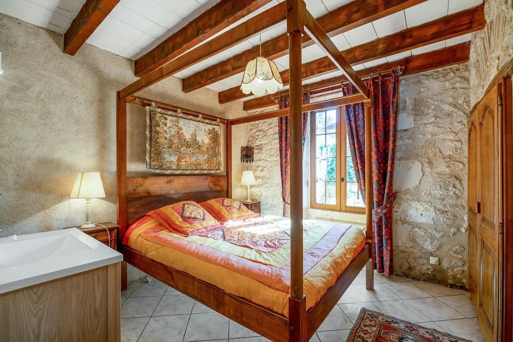 House With 6 Bedrooms in Thenac , With Private Pool, Furnished Garden and Wifi