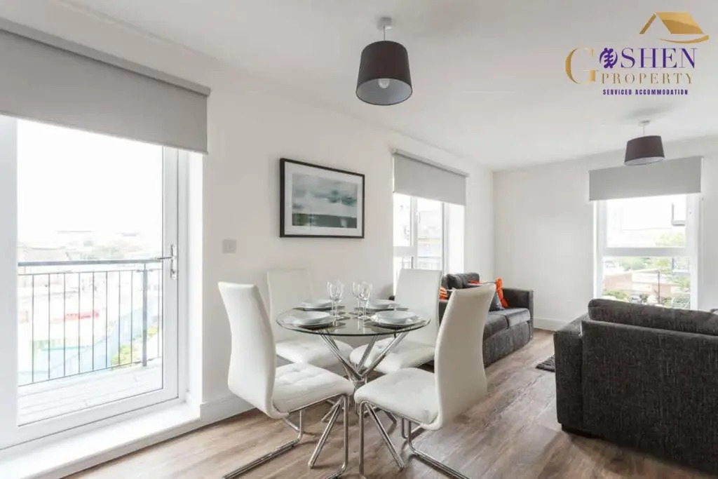 2 Bedroom Apartment Chapel Riverside at Goshen Property Serviced Accommodation Southampton, Free WiFi & Parking
