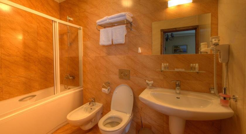 Iris Hotel
