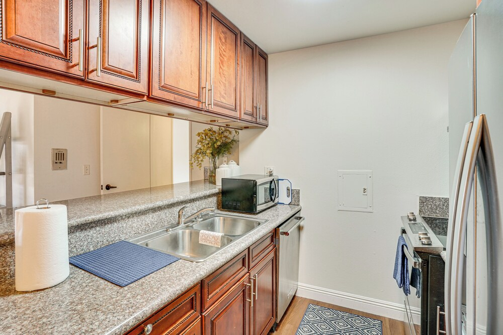Steps to Csulb: Cozy Condo w/ Pool Access!