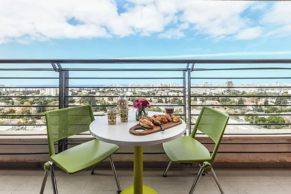 Studio apt w balcony and Kitchen