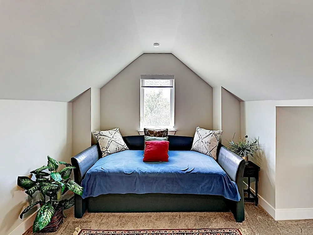 New Listing! Spacious & Lavish Getaway - Downtown! 3 Bedroom Home
