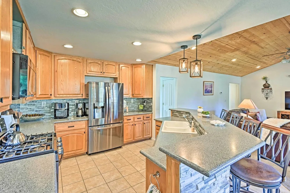 Near Trails, Lakes & Golf: Pinetop Home w/ Deck