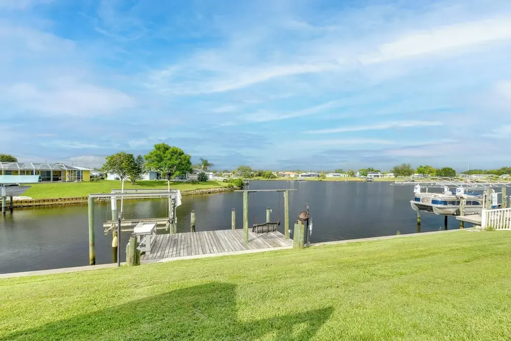 Fish, Swim & Relax: Canal-front Port Charlotte Gem
