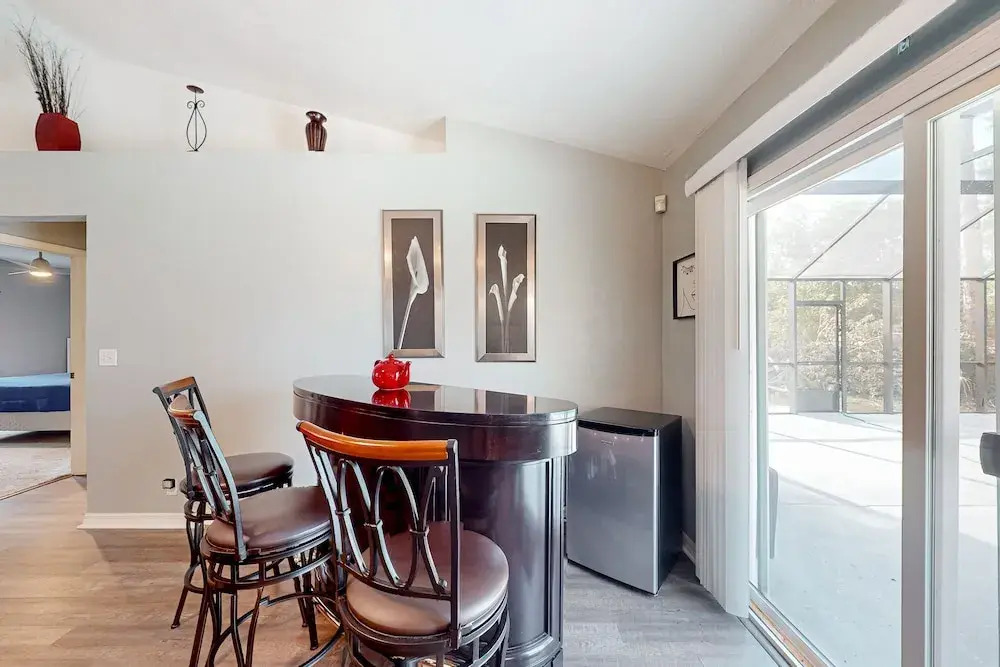 Spacious Home With Enclosed Pool, Open Layout, Washer/dryer, Internet, & AC