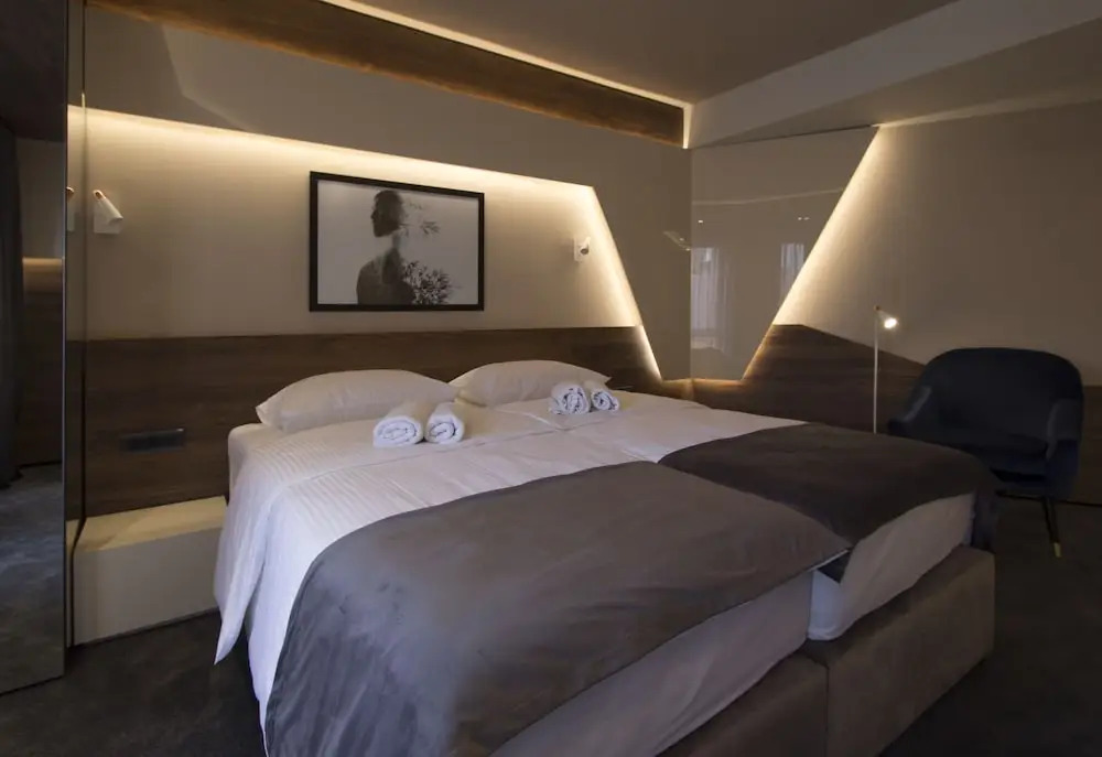 DOWNTOWN ROOMS