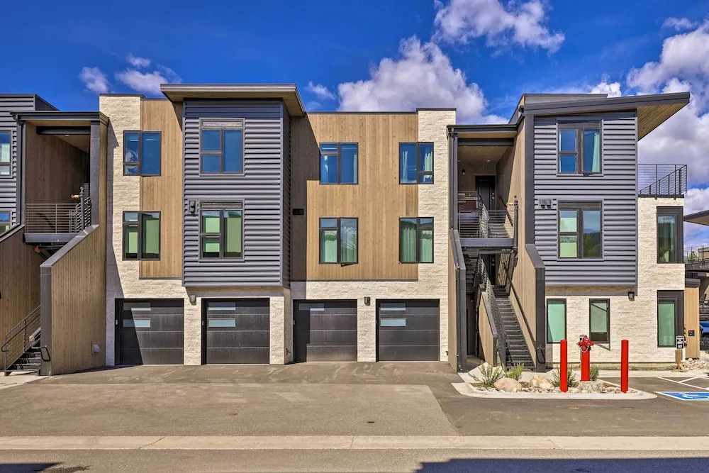 Hot Tub & Balcony: Riverfront Silverthorne Condo!