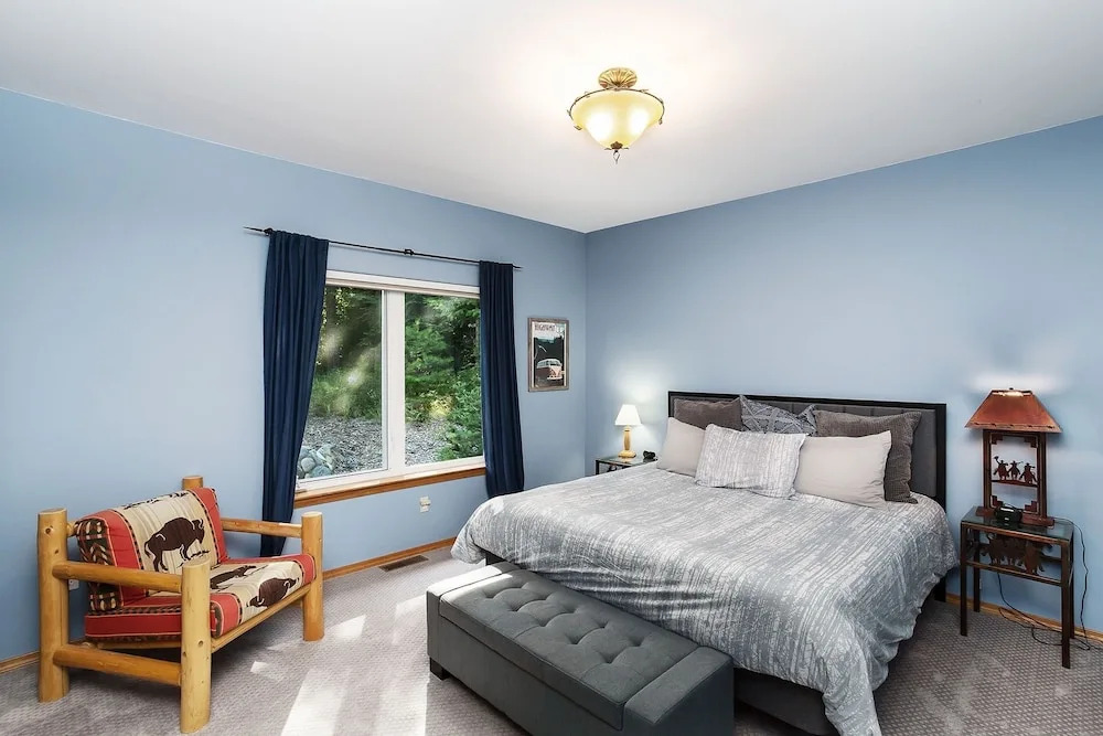 Riffle River Lodge 3 Bedroom Home by NW Comfy Cabins by RedAwning