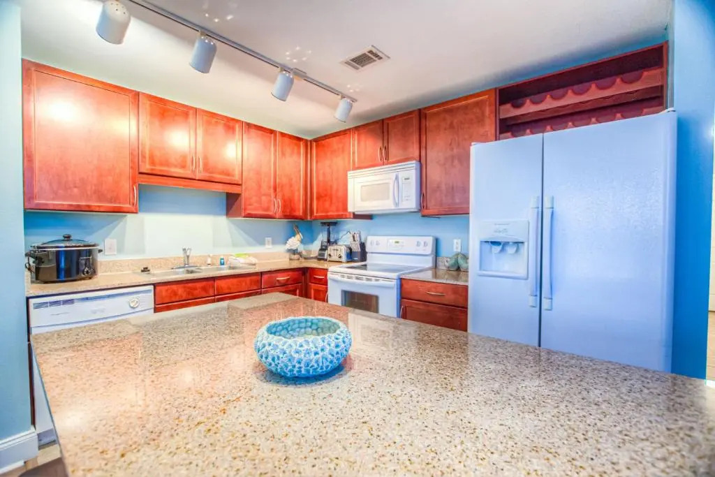 BEAUTIFUL 3 BD Laketown Wharf 1138- Best Amenities!