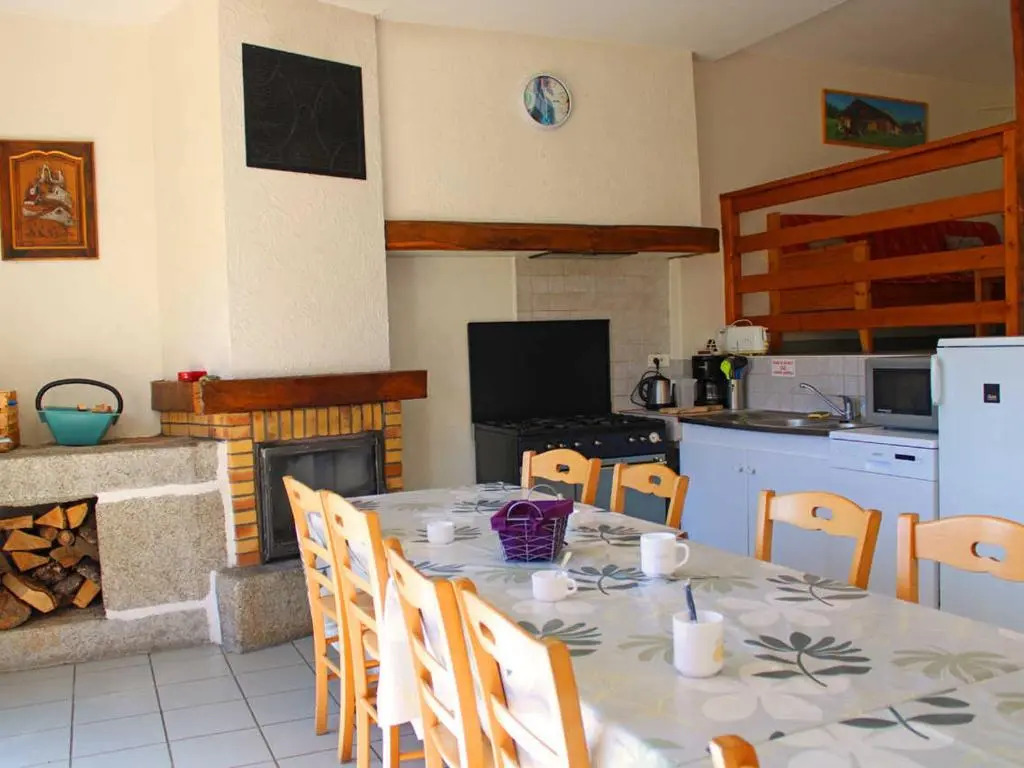 Gîte Montagne Bourbonnaise 12-14 pers, animaux autorisés - FR-1-489-343