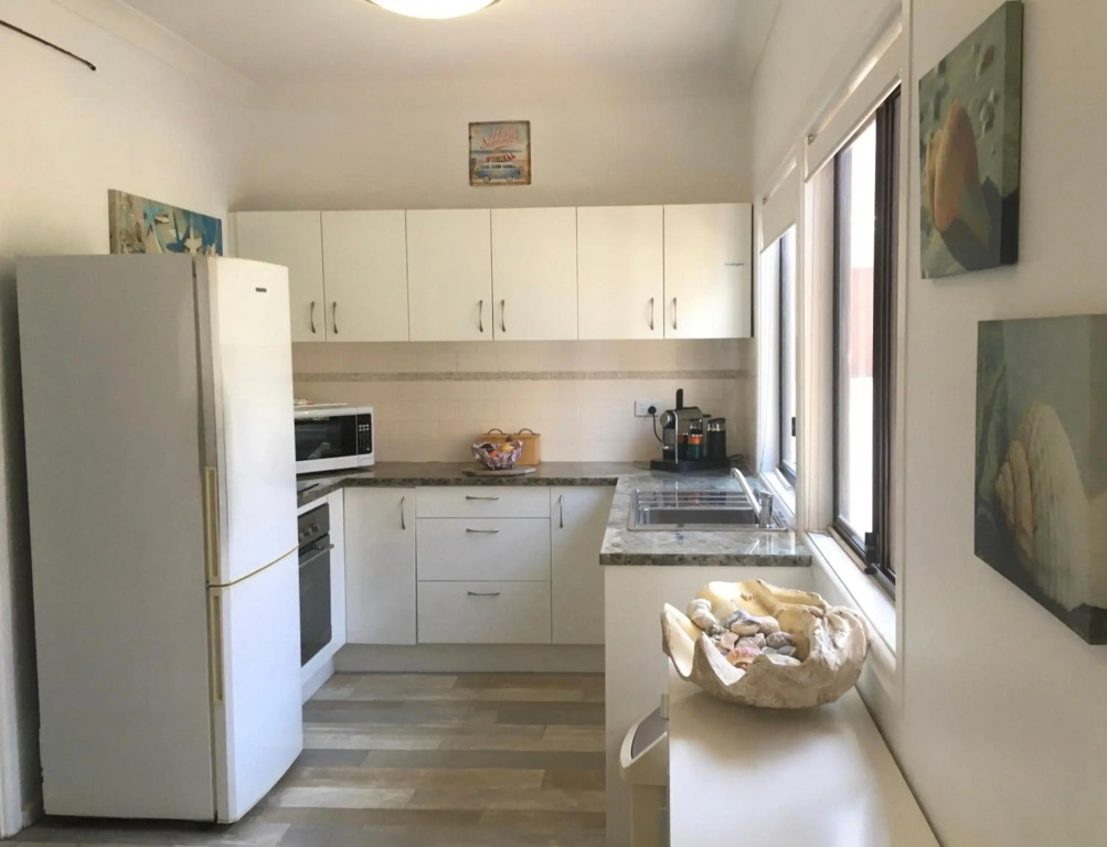 Shellharbour Beach Cottage - walk onto Patrolled beach with flags in summer