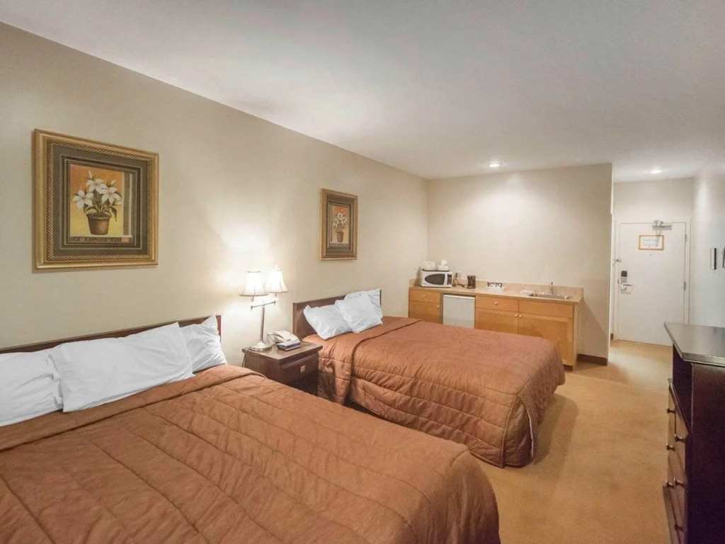 Econo Lodge Inn & Suites