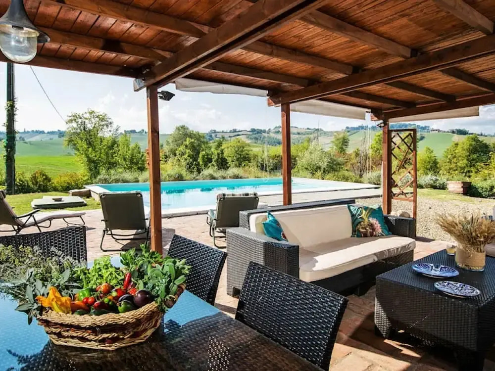 Sunny Holiday Home With Swimming Pool