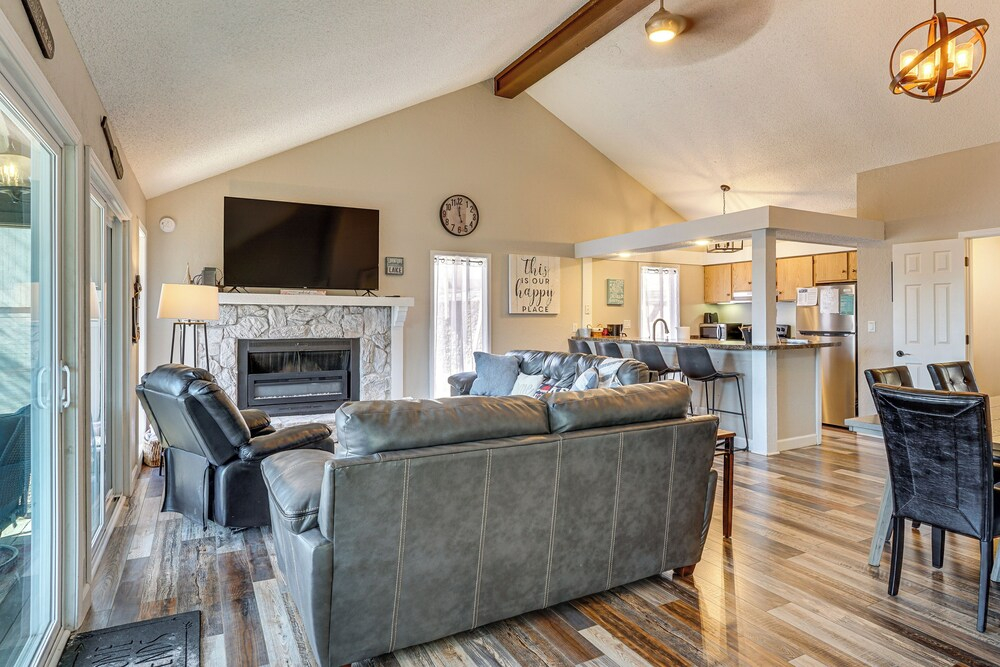 Walk to Lake: Osage Beach Home w/ Grill!