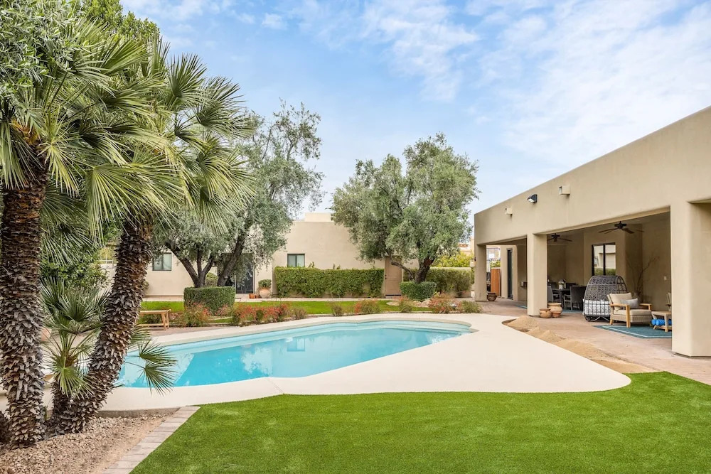 Upscale W/ Pool, Chefs Kitchen & Stables 6 Bedroom Home