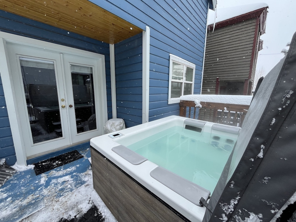 Charming Family Retreat With New Hot Tub, Walk To Main Street & Transit Center 470 3 Bedroom Home