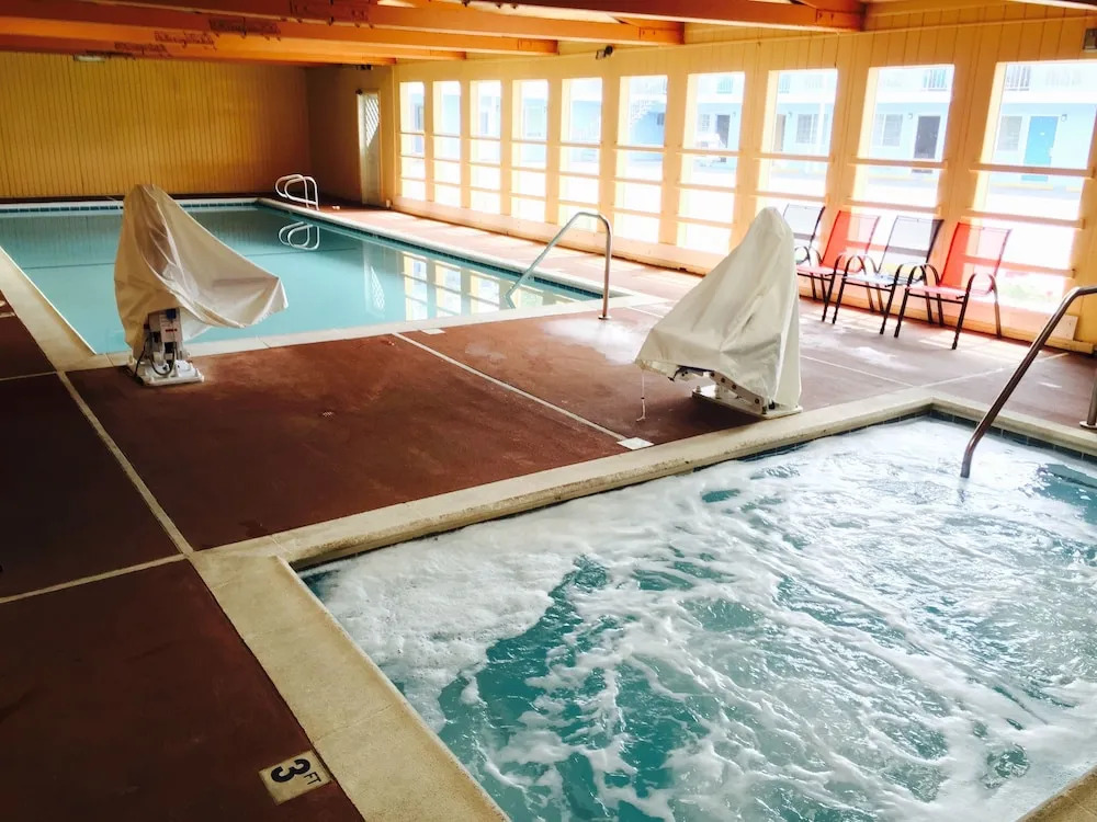 Econo Lodge Inn & Suites Santa Cruz