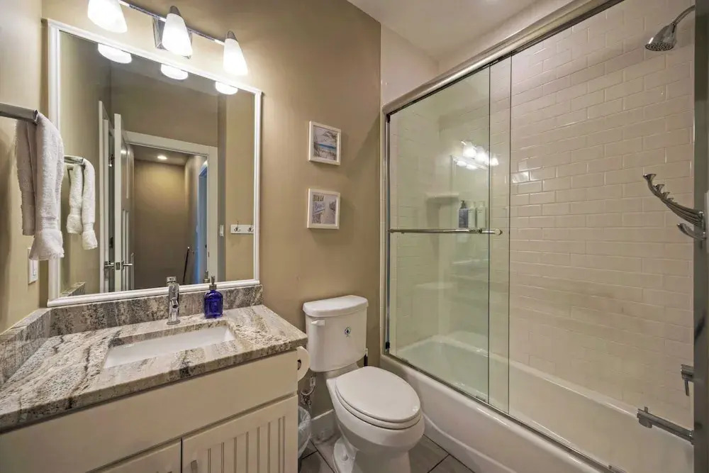 Sleeps 19 2 Homes w/ Pool, Foosball+shuffleboard Mins to the Beach + Shops
