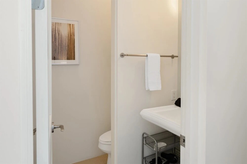 Stone's Throw - Unbeatable Location, Lovely Modern Interior