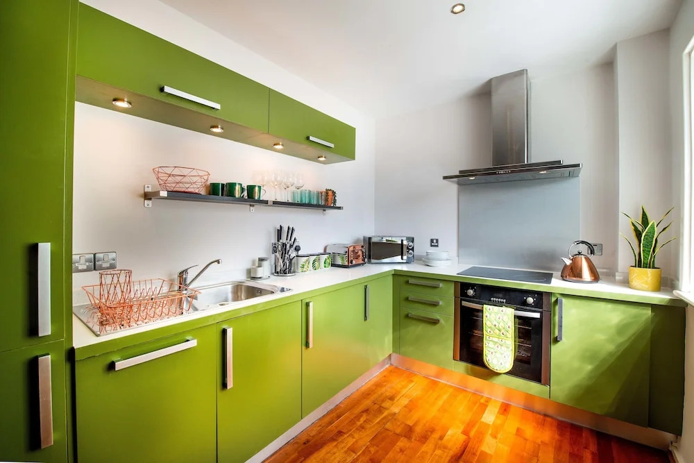 Stylish Central Reading Apartment with Free Parking