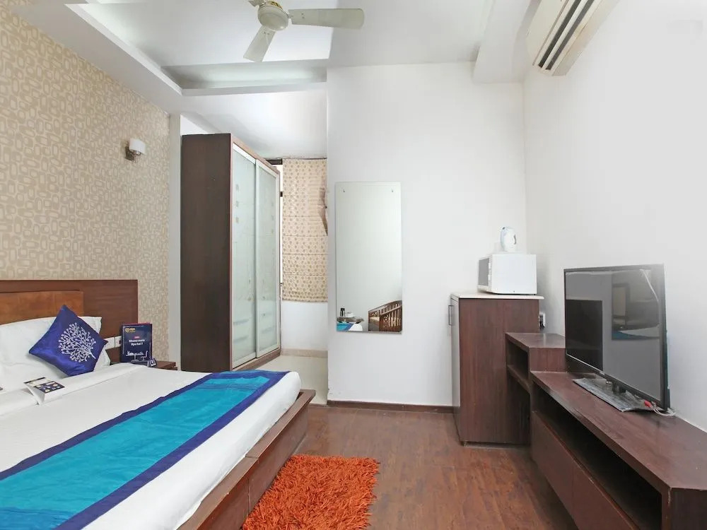 OYO 2216 Hotel Live Inn