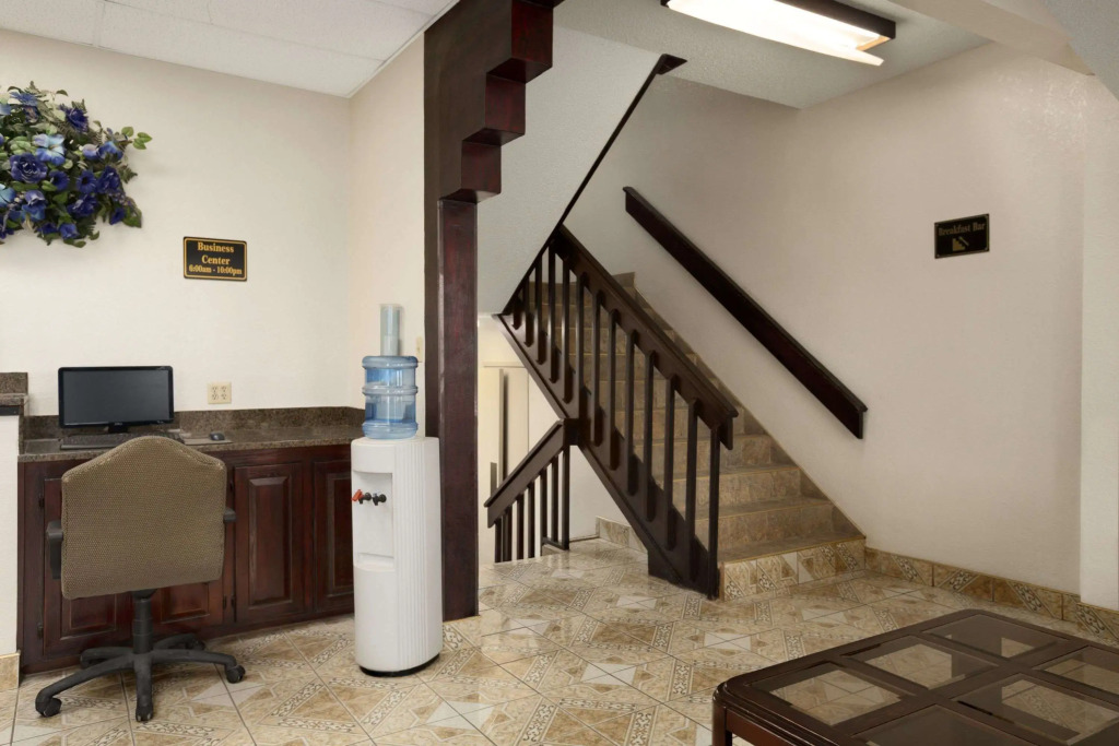 Super 8 by Wyndham Carlsbad