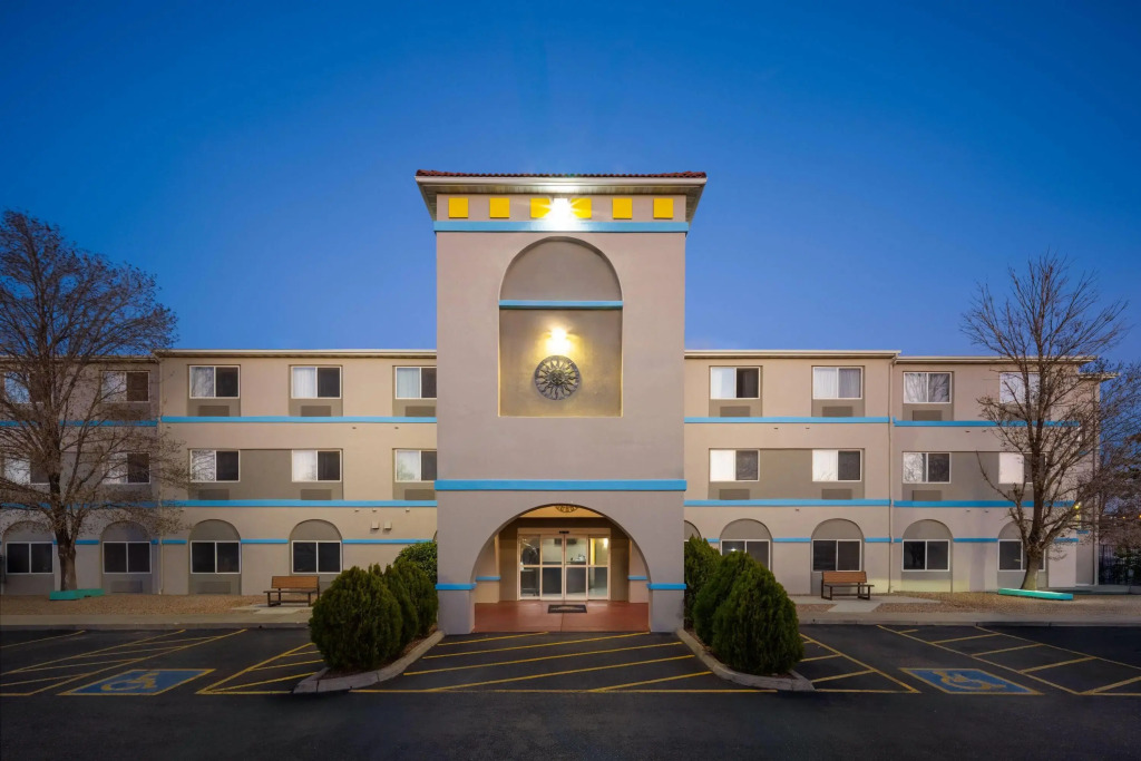 Days Inn & Suites by Wyndham Airport Albuquerque