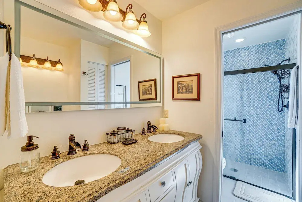 8 Mi Beach: Beautiful Oasis w/ Saltwater Pool