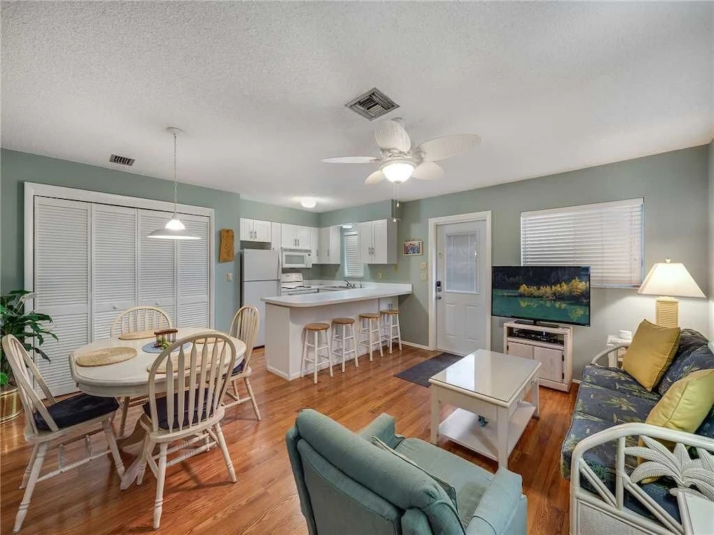 Sea Horse Upper Level, 3 Bedrooms, Sleeps 10, Heated Pool, Pet Friendly