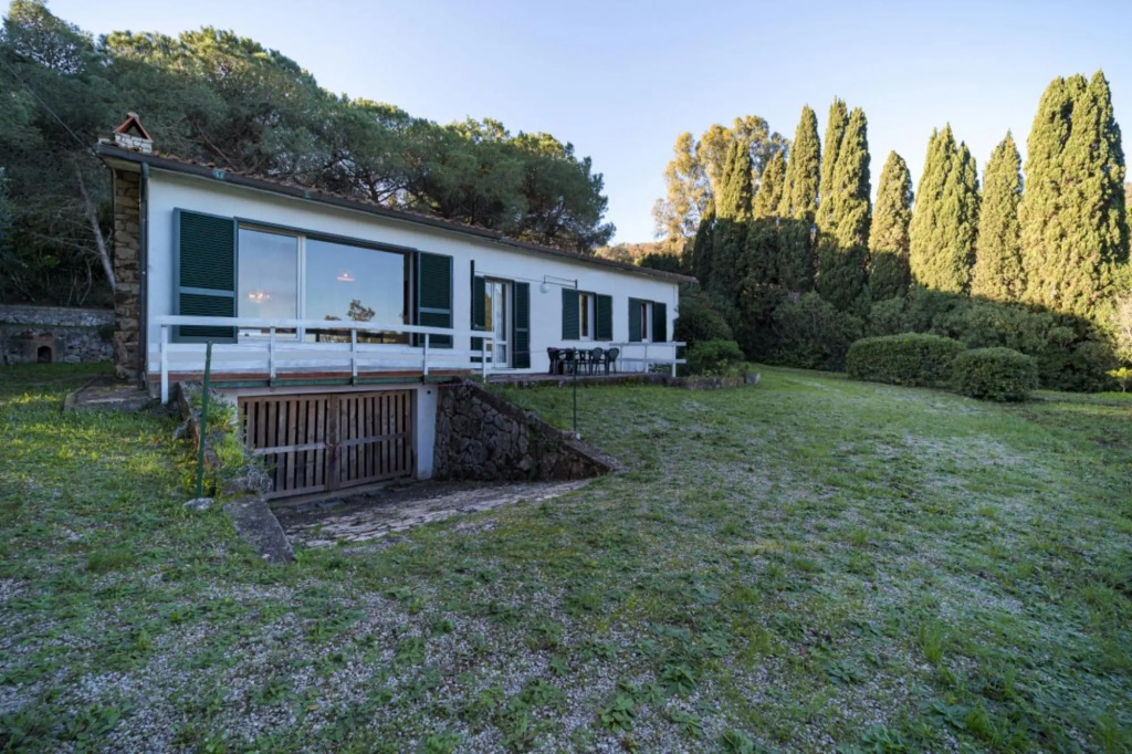 Rustic Villetta Le Grotte sleeps 8 comfortably with a view of the bay of Portoferraio-VILLETTA LE GROTTE