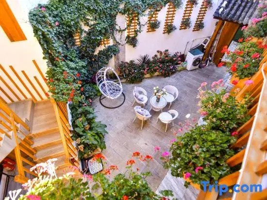 Shihua Jili Designer Boutique Homestay (Nanmen Street Baowu Alley)