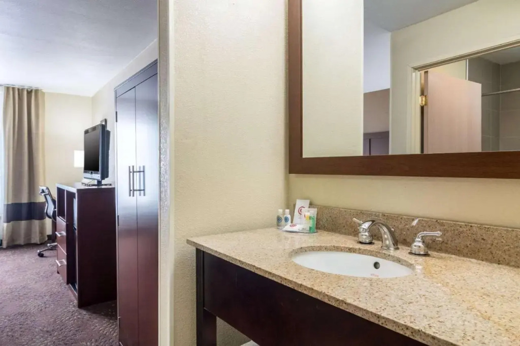 Holiday Inn Exp Stes Hannibal
