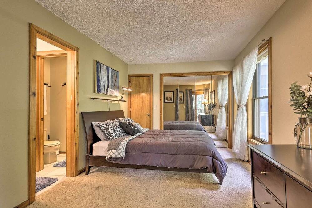 Cozy Condo on Vasquez Creek w/ Free Shuttle Access