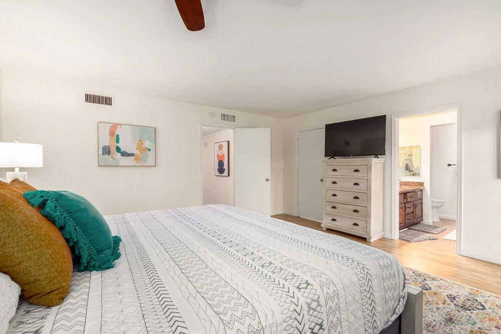 Spectacular Moon Valley! 4 Bedroom With 3 King Beds! Heated Pool! Sleeps 10! 4 Home by Redawning