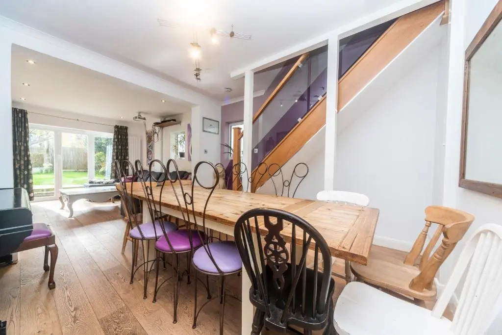 6 bedrooms beautiful home 3 bathrooms, quiet location with garden near Legoland Windsor Heathrow