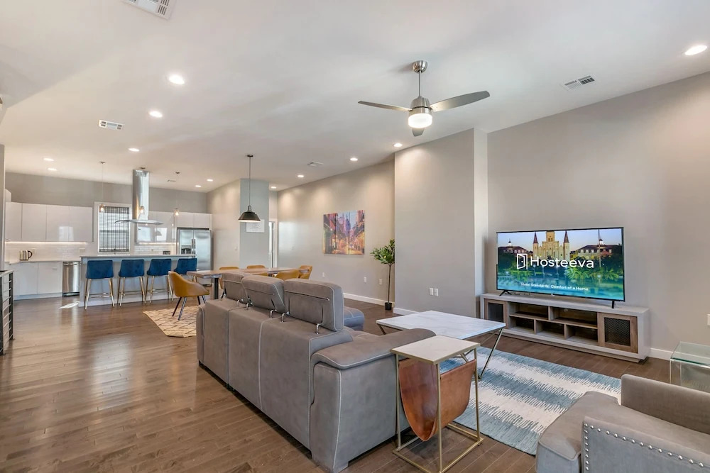 4BR Modern Townhouse in Mid City