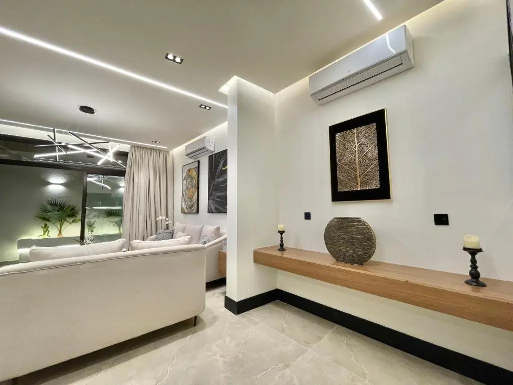 MODERN APARTMENT private entrance