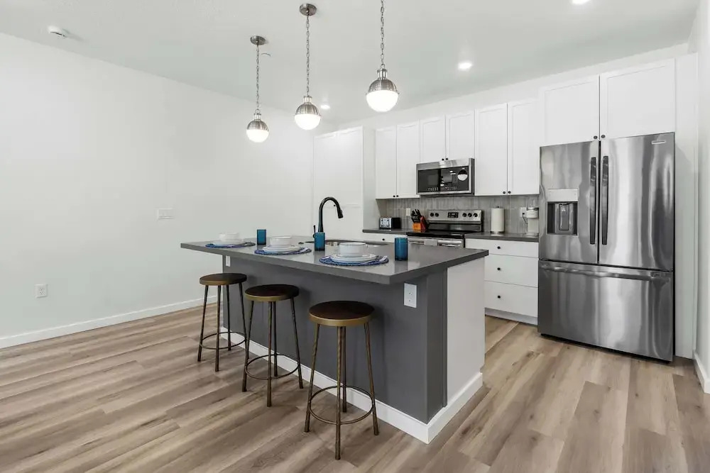 Brand New! Desert Cliff Sleeps 20 Guests!